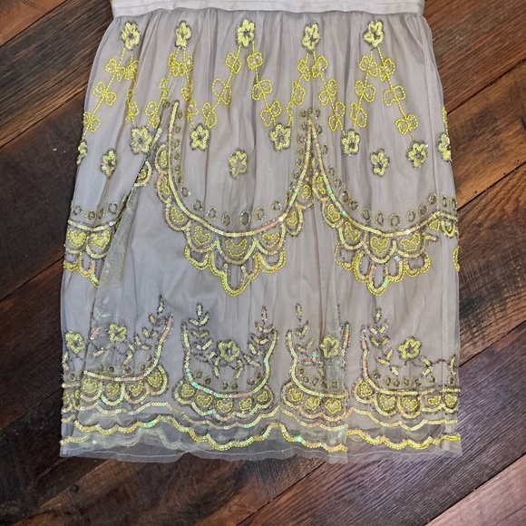 Needle & Thread Tiered Petal Embellished Tulle Dress in Beige Yellow Size 8 - Picture 4 of 15
